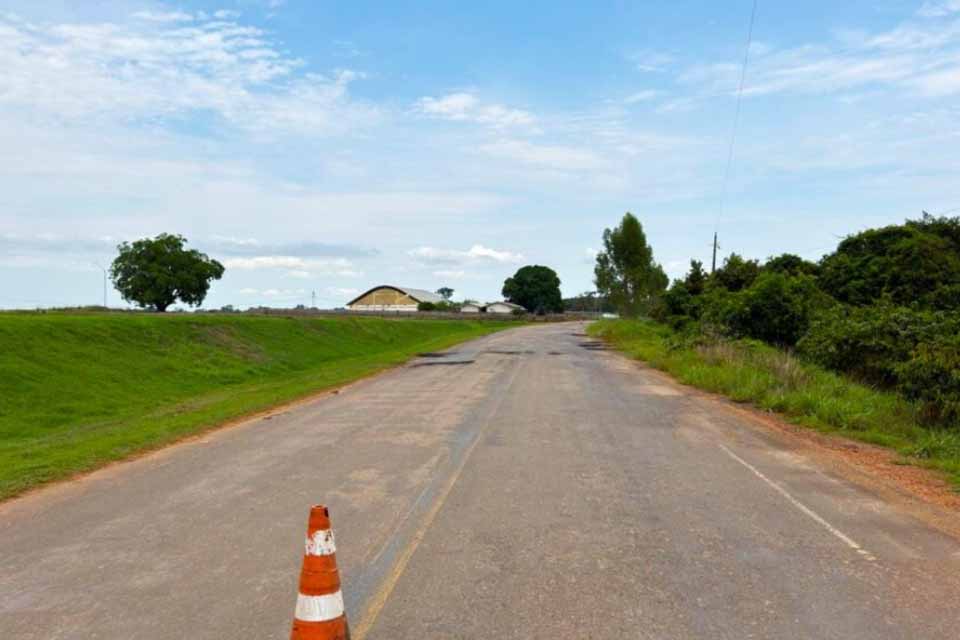 Serviços de manutenção na RO-459, sentido município de Alto Paraíso são iniciados pelo Governo 
