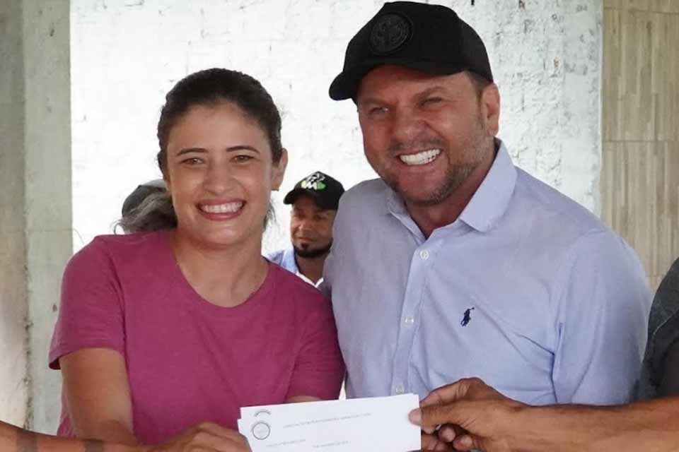 Mirante da Serra recebe caminhão e parque infantil com apoio de Cirone Deiró