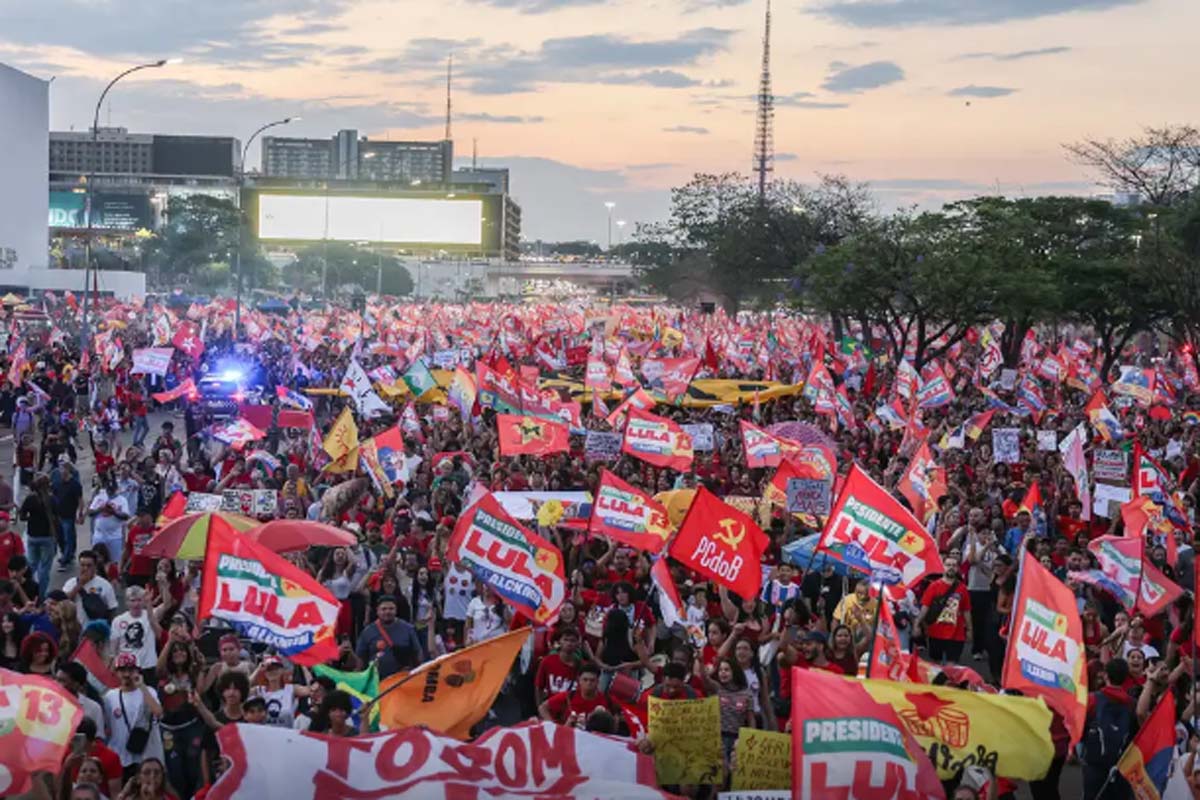 Milhares de estudantes tomam a Esplanada em apoio a Lula