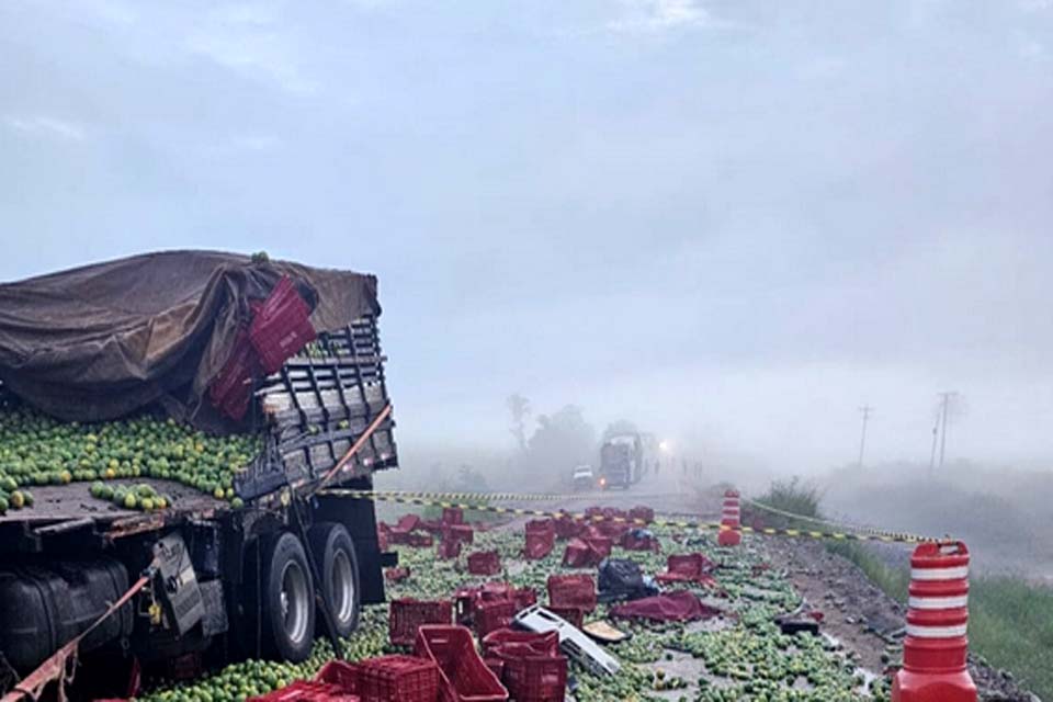 Motorista morre em colisão entre dois caminhões na BR-364