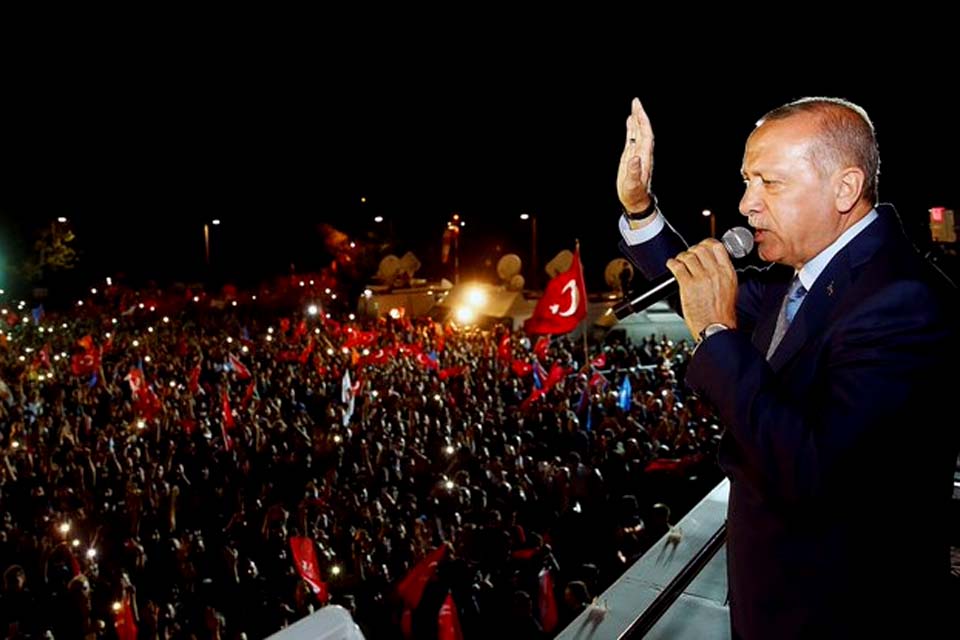 Recep Tayyip Erdoğan é reeleito para novo mandato como presidente da Turquia
