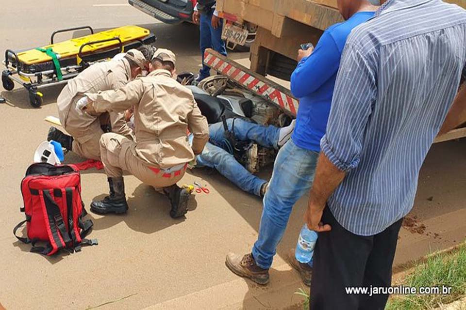 Motociclista é socorrido em estado grave ao colidir em caminhão estacionado