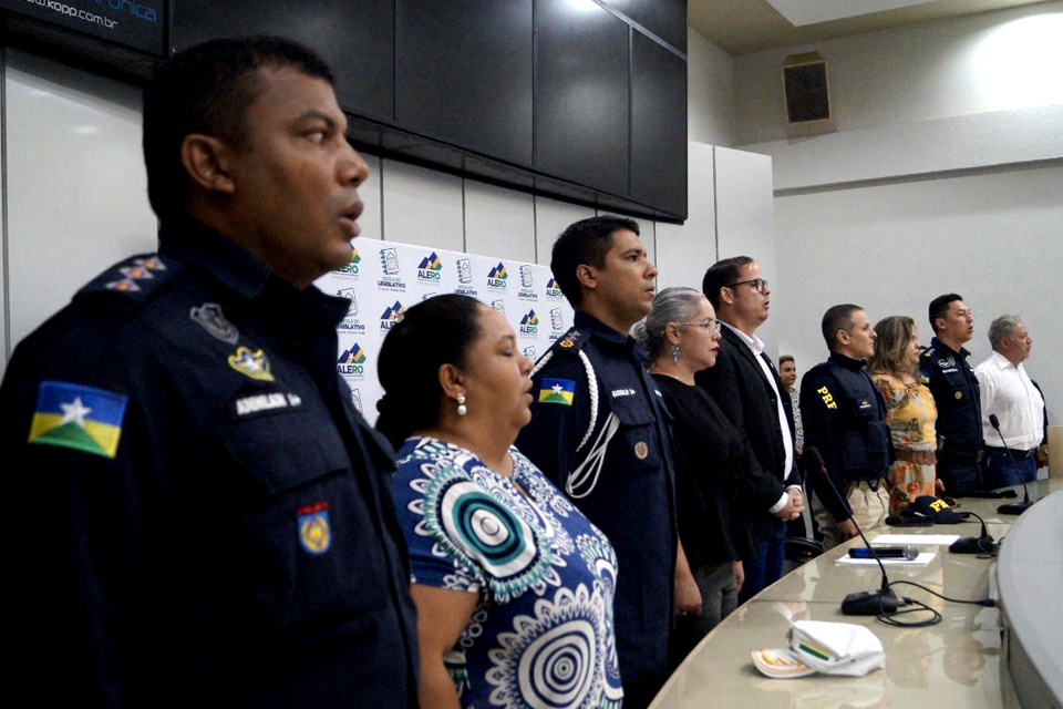 Escola do Legislativo capacita forças de segurança em Libras