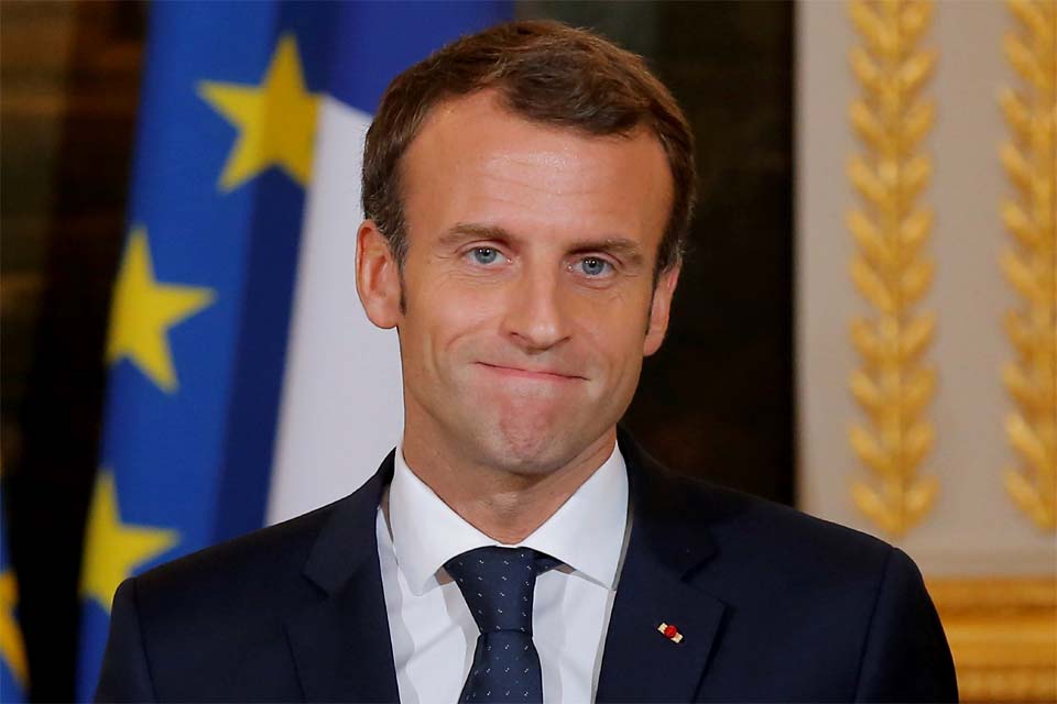 Macron vai ao teatro e enfrenta protesto de grevistas que pedem sua demissão