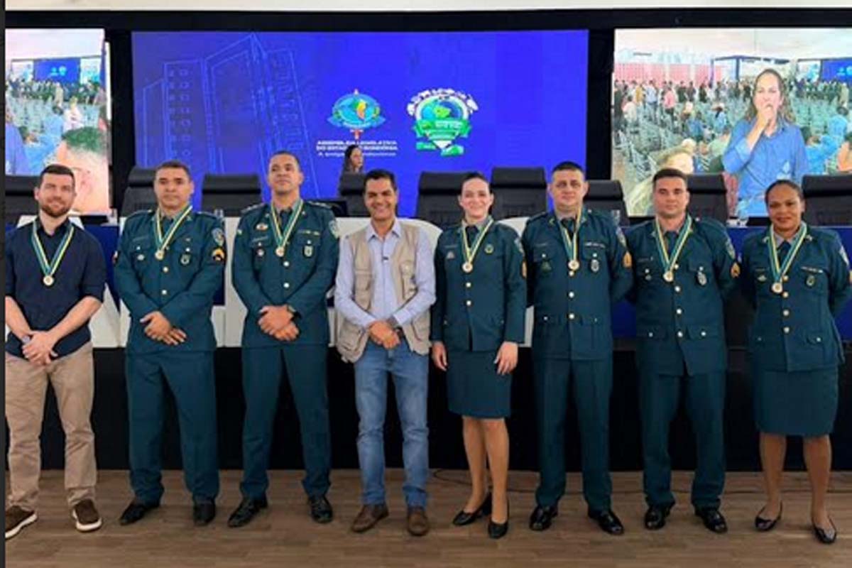 Deputado Cássio Gois homenageia policiais militares do 2º Pelotão de Espigão com Medalha do Mérito Legislativo