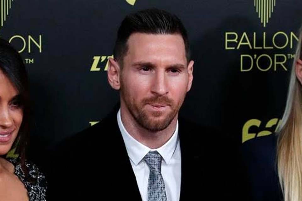 VÍDEO - Messi é Bola de Ouro pela 6ª vez