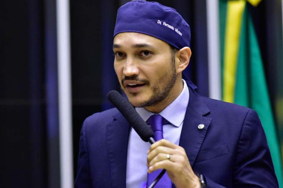 Fernando Máximo apresenta projeto que visa estabelecer regulamentação para casamento de menores de 18 anos