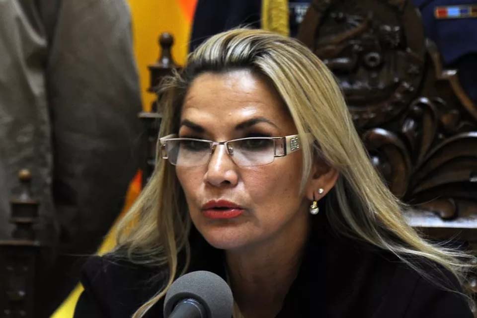 Presidente interina da Bolívia pede a renúncia de ministros