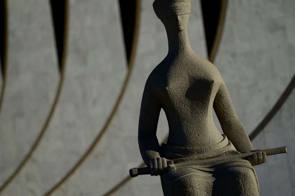 STF: teto constitucional incide sobre soma de pensão e aposentadoria