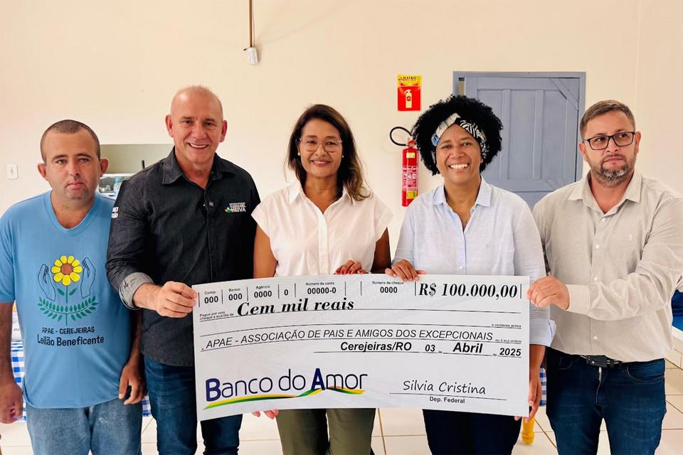 Deputada Sílvia Cristina participa da entrega de R$ 100 mil à Apae de Cerejeiras