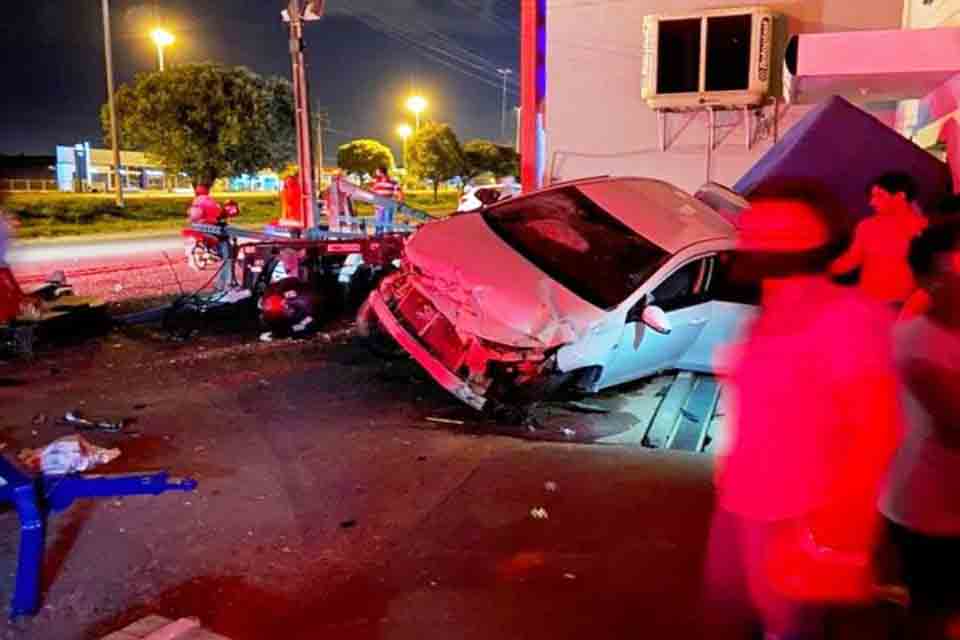 Acidente deixa carro parcialmente destruído em Vilhena