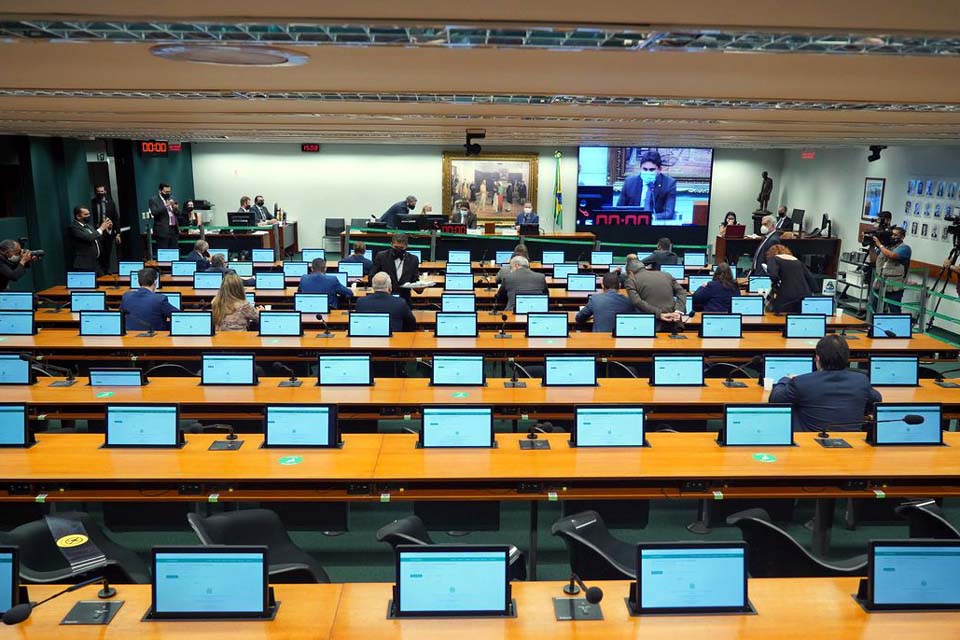 Conselho de Ética arquiva processo contra deputado Filipe Barros