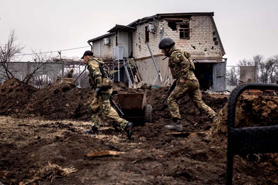 Três pessoas morrem em ataques russos na Ucrânia; dois supostos espiões são detidos