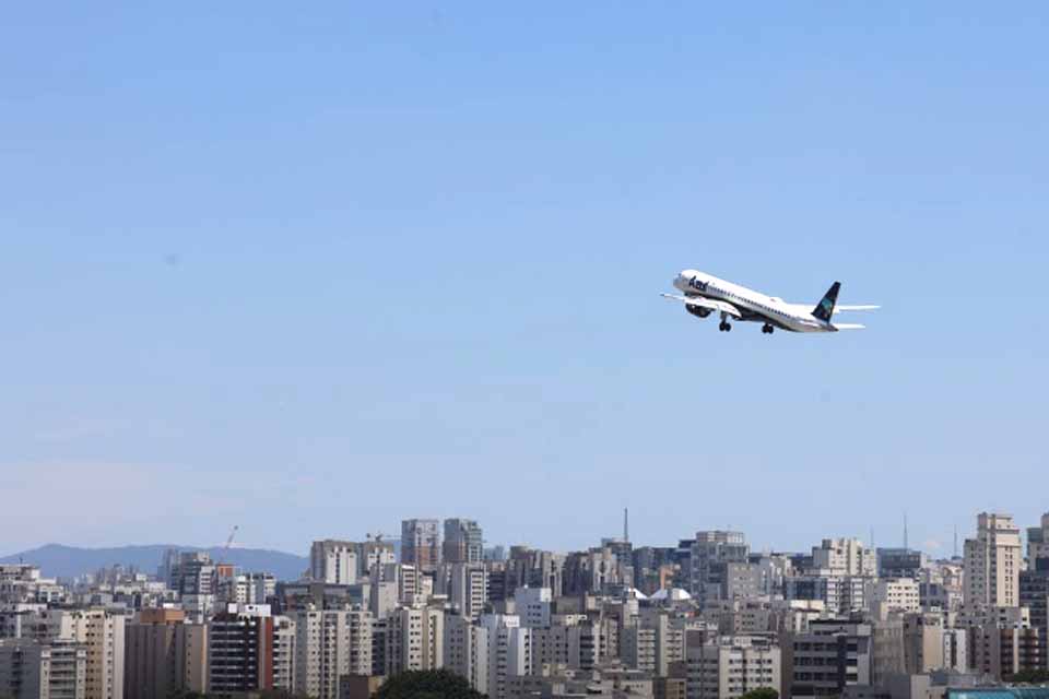 Preço médio das passagens aéreas cai 20% em novembro