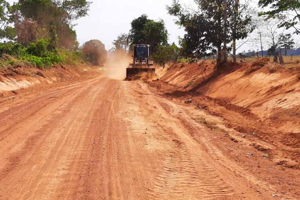 Prefeitura de Jaru conclui patrolamento da Linha 617; trabalho na Linha 615 já está em fase final