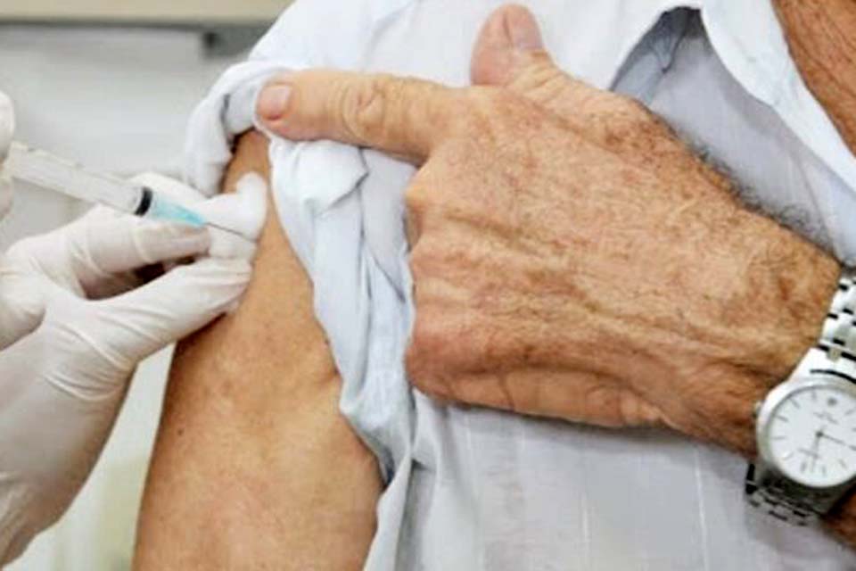 Idosos a partir dos 60 anos são imunizados contra a Covid-19 nos distritos do município