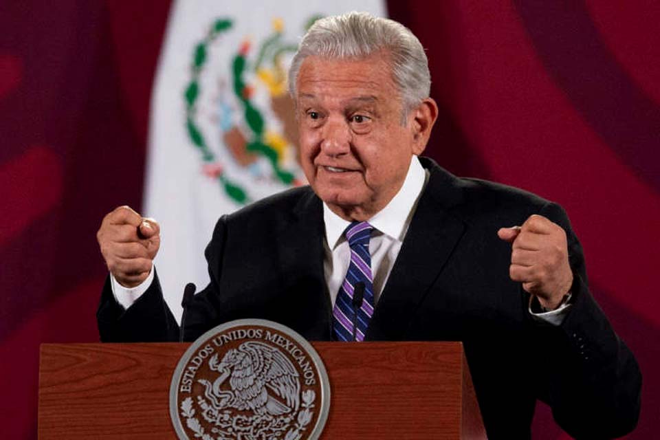 Presidente do México propõe em reforma reduzir número de legisladores