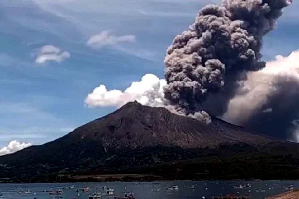 Vulcão Sakurajima entra em erupção no Japão e levanta colunas de fumaça
