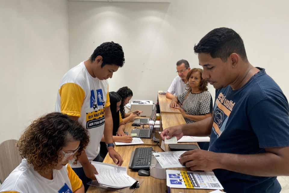 Prefeitura de Porto Velho realiza ação para emissão gratuita de credenciais de estacionamento para idosos e PcD