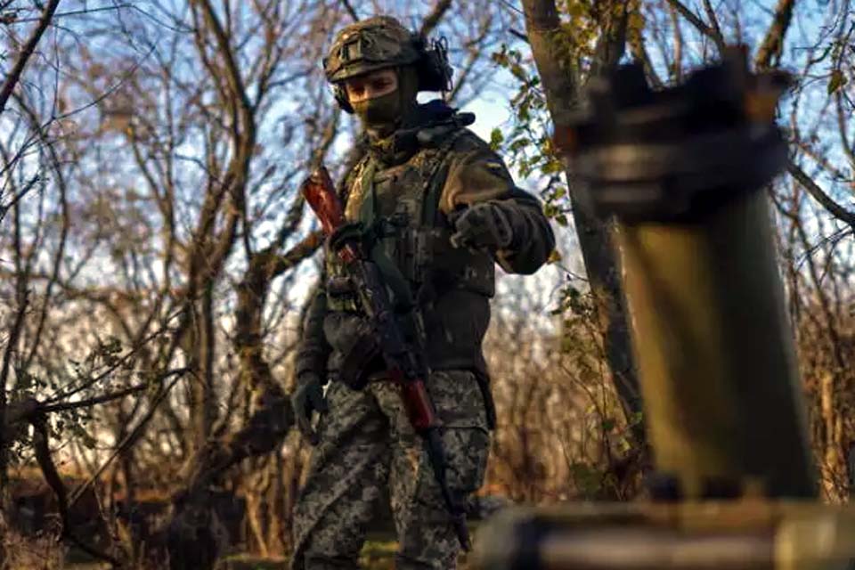 Rússia ordena retirada de tropas da cidade ucraniana de Kherson