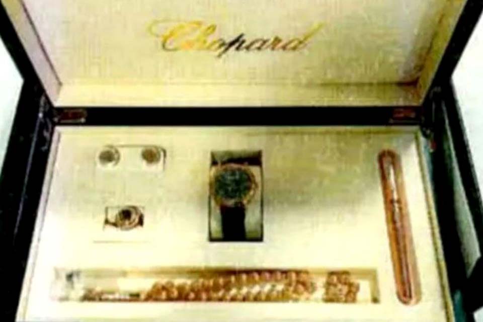 Bolsonaro devolve joias e armas presenteadas pelo governo saudita