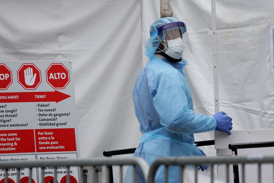 Com hospitais sobrecarregados, EUA erguem instalações temporárias