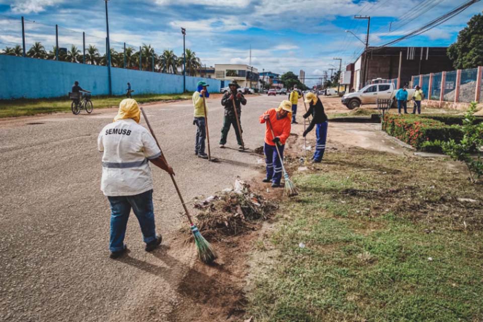 Trabalhos de limpeza urbana chegam a bairros, avenida e praças de Porto Velho