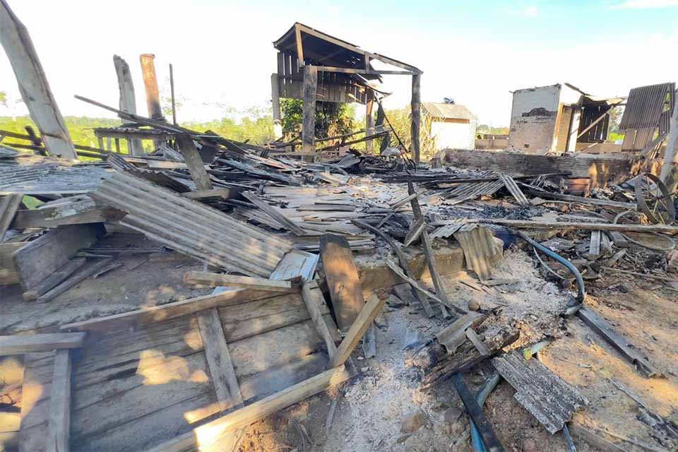 Justiça Federal barra operação da Funai após queima de casas no interior de Rondônia e cita erro na demarcação da Terra Indígena Uru-Eu-Wau-Wau