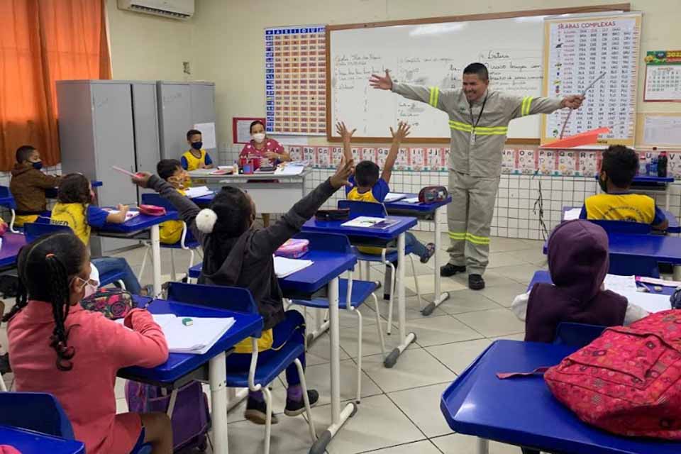 Estudantes são orientados sobre os cuidados com a rede elétrica