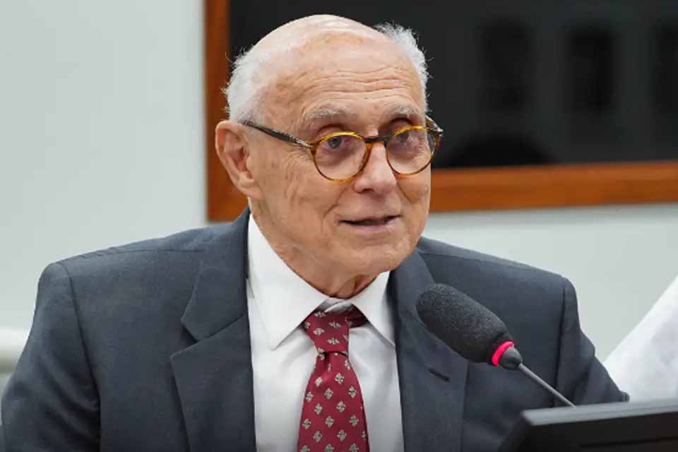 Suplicy passa mal e é internado em Maricá