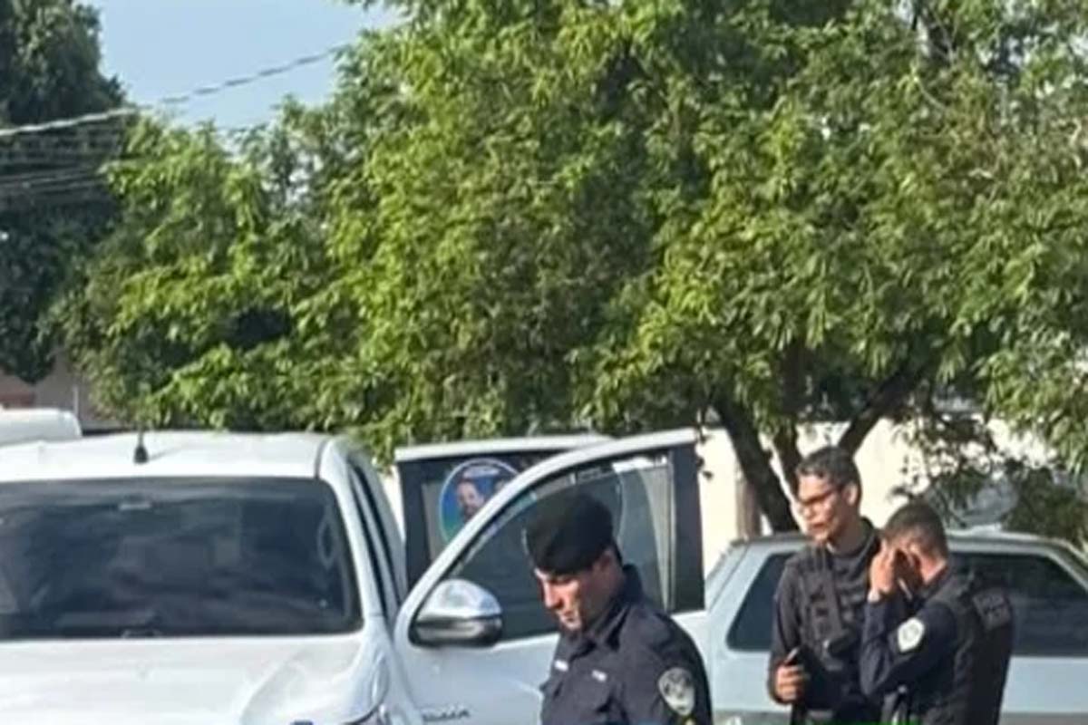 Homem é assassinado a tiros dentro de caminhonete em Ariquemes 