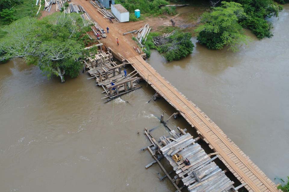 Construção da nova ponte de madeira sobre o rio Pardo está em andamento no município 
