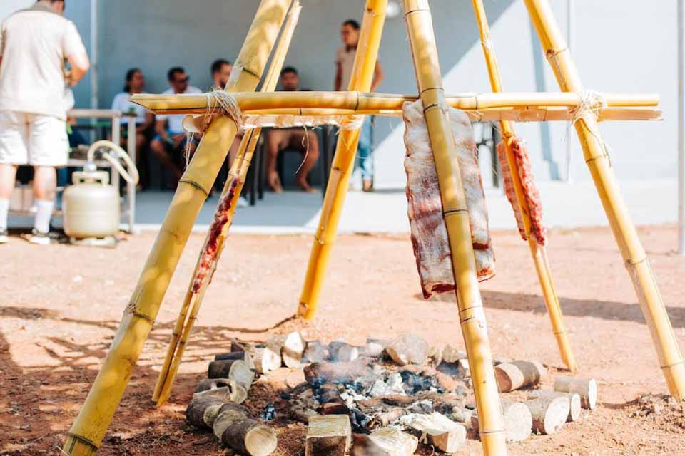 Política Nacional Aldir Blanc: Chef jaruense realiza oficina sobre técnica ancestral de defumação indígena