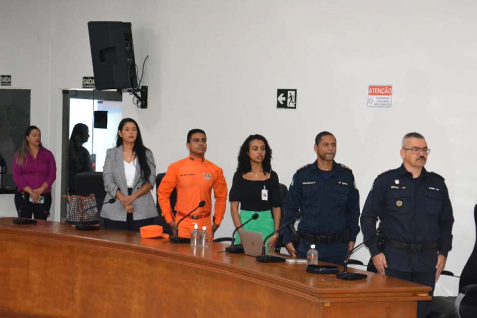 Reunião sobre segurança pública é realizada na Câmara Municipal com presença de várias autoridades