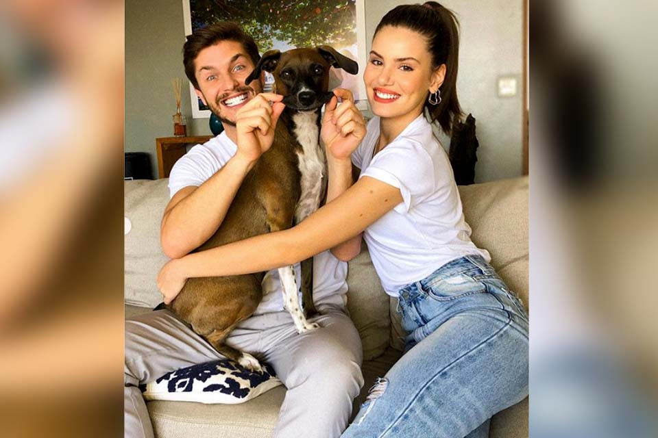 Casada há 2 anos, Camila Queiroz fala da pressão para ser mãe