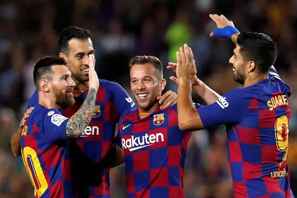 VÍDEO - Arthur marca golaço e Barcelona bate o Villarreal; Messi sai machucado