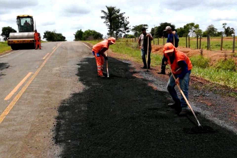 Departamento de Estradas de Rodagem finaliza recuperação de mais oito quilômetros de asfalto em Estrela de Rondônia