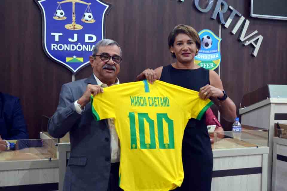 Assistente Márcia Caetano é homenageada por atingir a marca de 100 jogos na Série A do Brasileiro