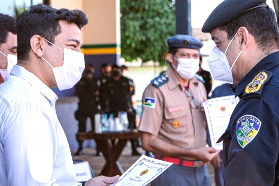 Prefeito entrega a PM armamentos e equipamentos com recursos de emendas de quando deputado