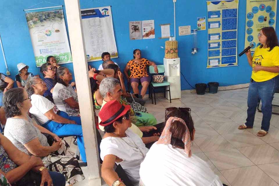 Tarde de afeto, dança e conversa: Idosos se reúnem para momentos de alegria