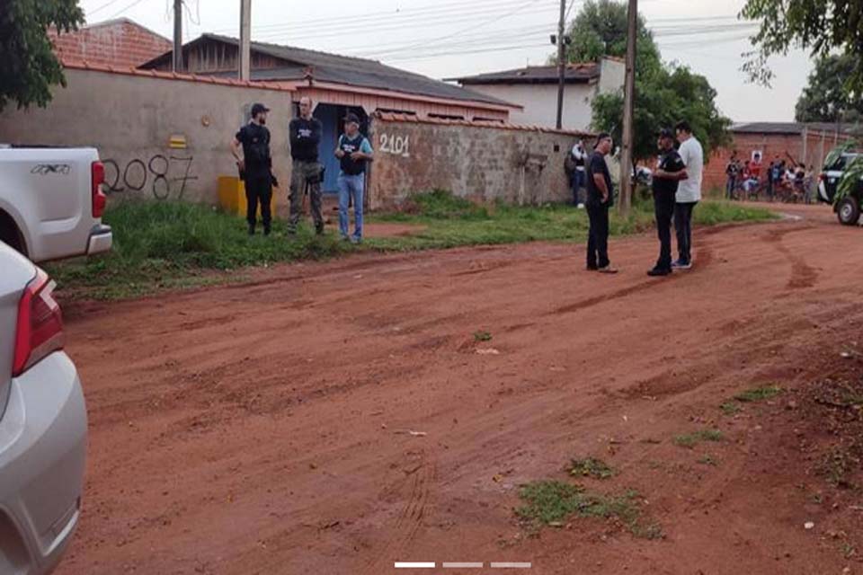 Homem é assassinado com tiros na cabeça e facada nas costelas