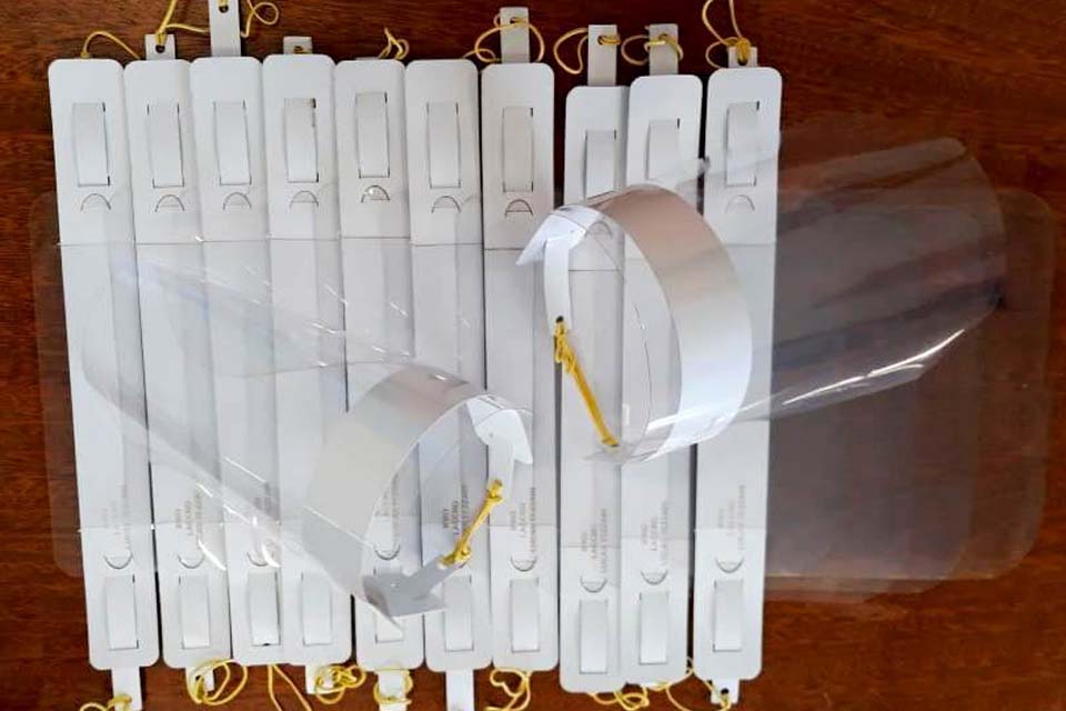 Hospital de Base Dr. Ary Pinheiro recebe 50 protetores faciais doadas pelo Ifro