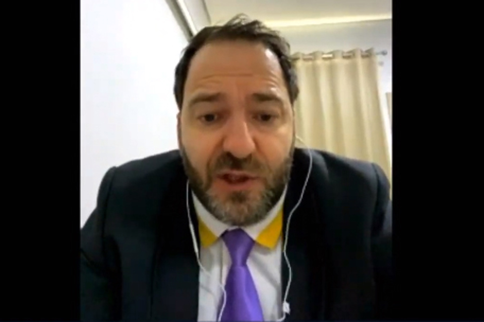 Deputado Alex Redano pede legalização de diplomas para médicos formados fora do país