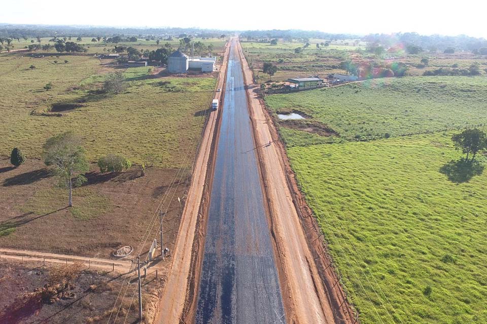 Governo trabalha em duas frentes de serviço na RO-135 na região Central do Estado