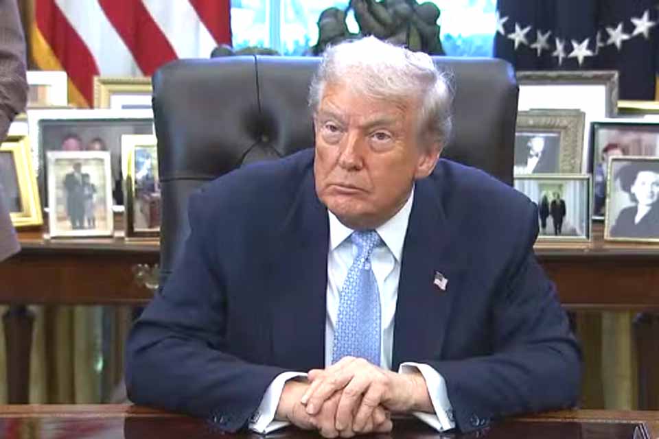 Política de imigração de Trump vira fardo político antes de eleição, aponta pesquisa