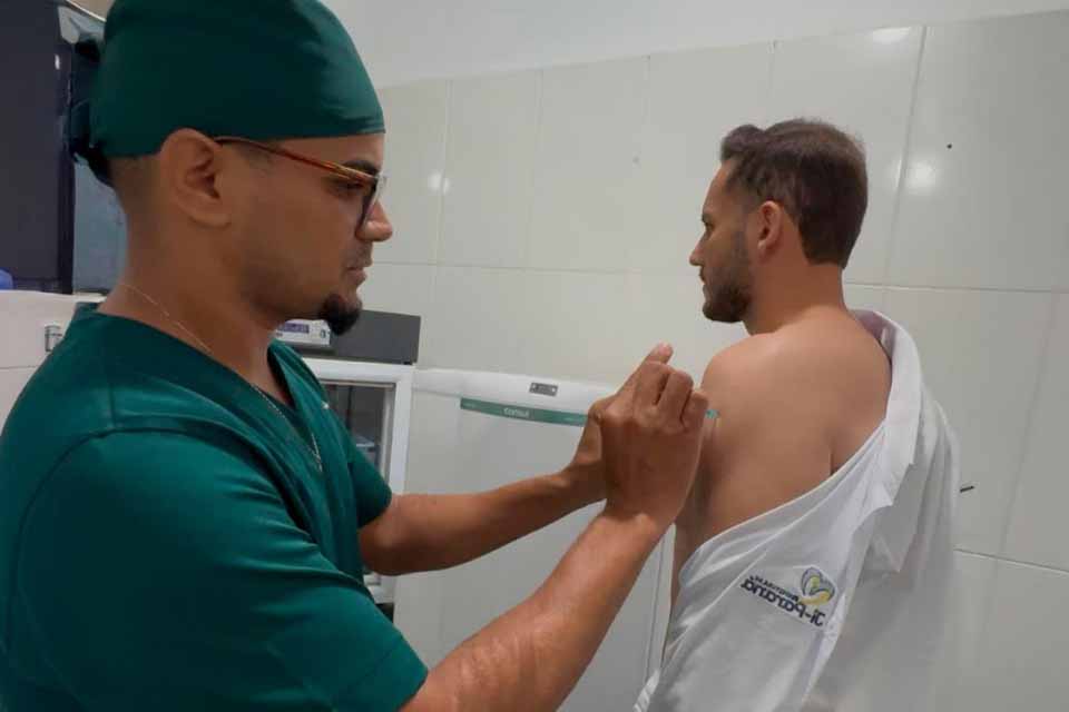 Prefeito Affonso toma vacina contra a gripe e convoca população a procurar a UBS mais próxima