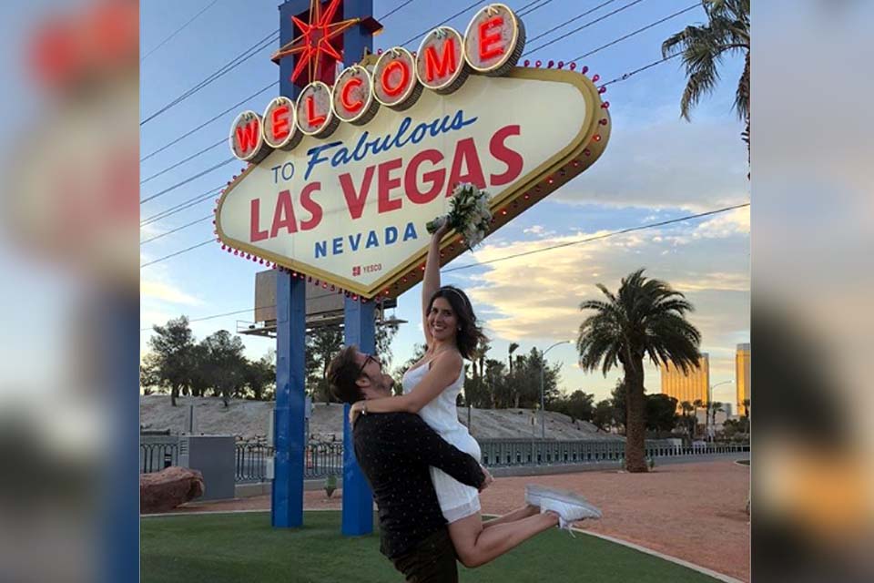 Fábio Porchat renova votos de casamento com a esposa, Nataly Mega