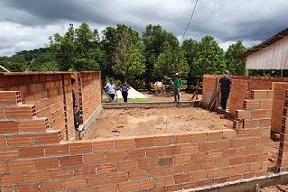 Prefeitura investe mais de meio milhão de recursos próprios na infraestrutura de unidades escolares