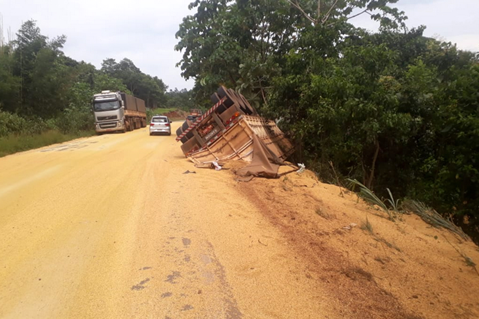 Reboque de bi trem tomba e despeja toneladas de soja na BR-364