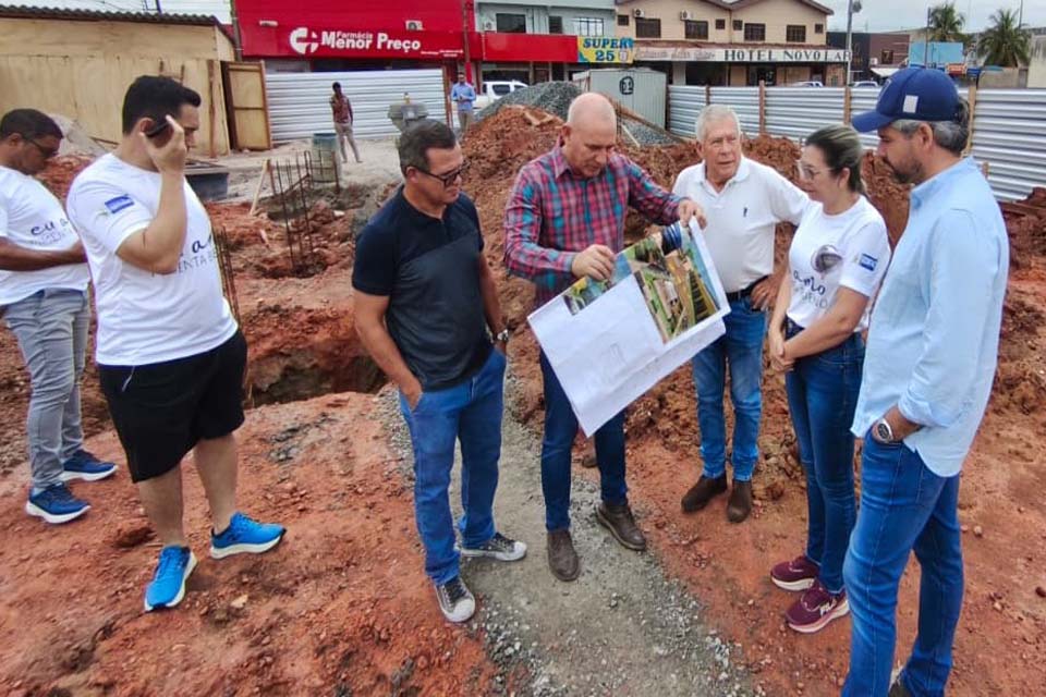 Ezequiel Neiva vistoria obras de centro comercial que beneficiará pequenos comerciantes em Pimenta Bueno